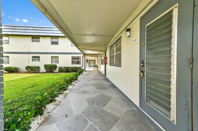 Building Photo - 686 Brittany Dr