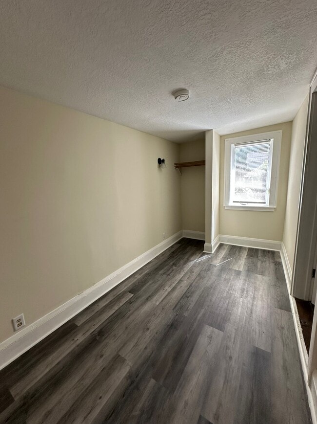 Building Photo - 583 Reaney Ave E