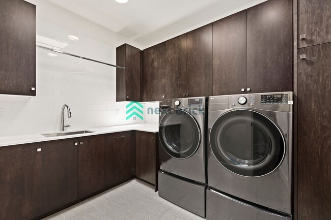 Building Photo - Luxury Meets Innovation | Stunning 5Bed, 5...
