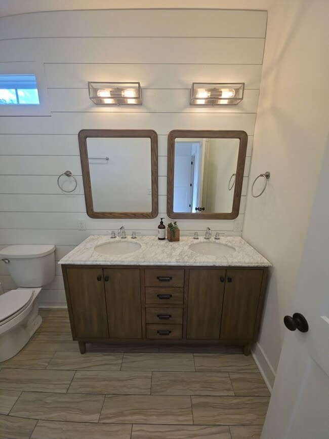 Building Photo - 3-Bedroom HOA Townhome with Pool Access Near Downtown Cookeville