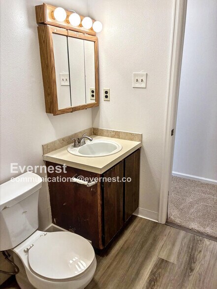 Building Photo - 836 Vanderbilt Ct