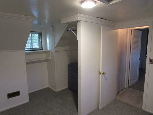 Building Photo - Custom 3 Bedroom Home Near Ochoco Creek Pa...