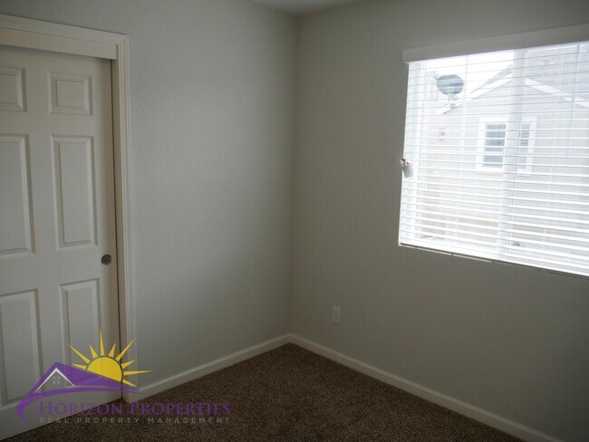 Building Photo - Modern Two-Story 4 Bed 2.5 Bath 1,807 sqft...