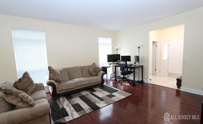 Building Photo - 96 Marion Dr
