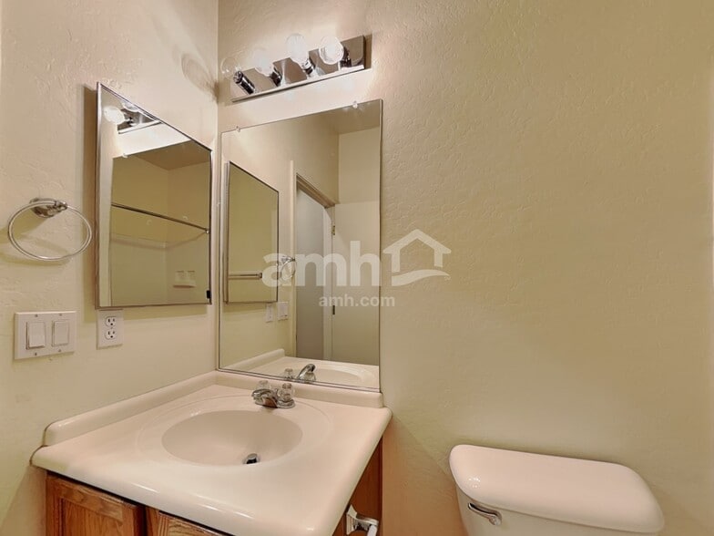 Building Photo - 2567 W Amber Sun Dr