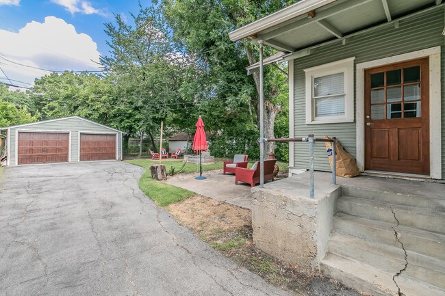 Building Photo - ADORABLE home in Ryan Place