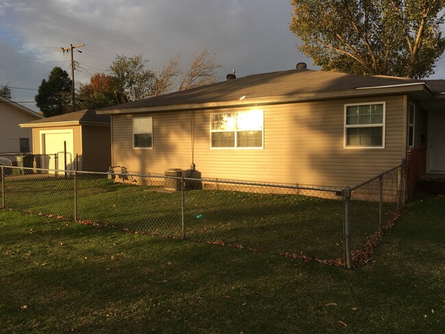 Building Photo - Recently remodeled home close to the park