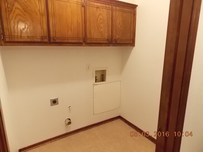 Building Photo - Duplex for lese