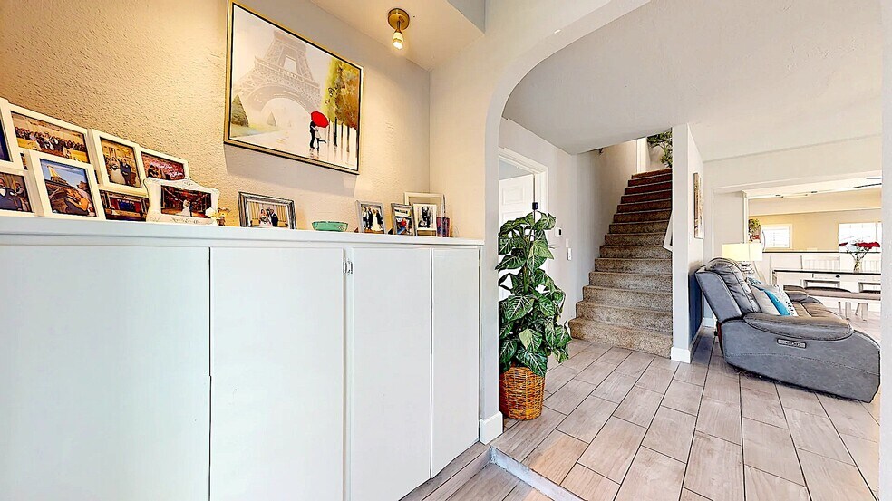 Building Photo - 204 N Santa Ana Ave