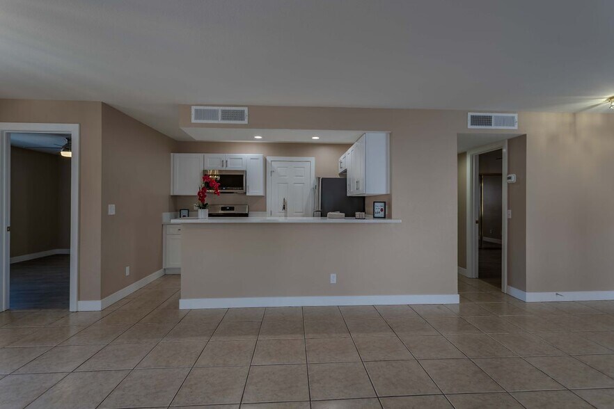 Building Photo - 7570 W Flamingo Rd