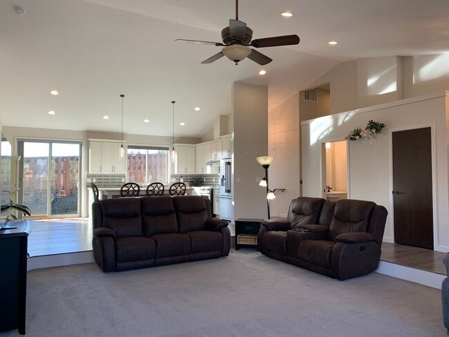 Building Photo - Beautiful Newly Custom Built Home! Vaulted Ceilings! Partially Furnished! Open Floor Plan!