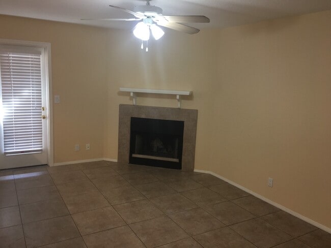 Building Photo - **EXCELLENT 3br/2.5ba/2carport TOWNHOUSE (GUADALUPE & GILBERT)**
