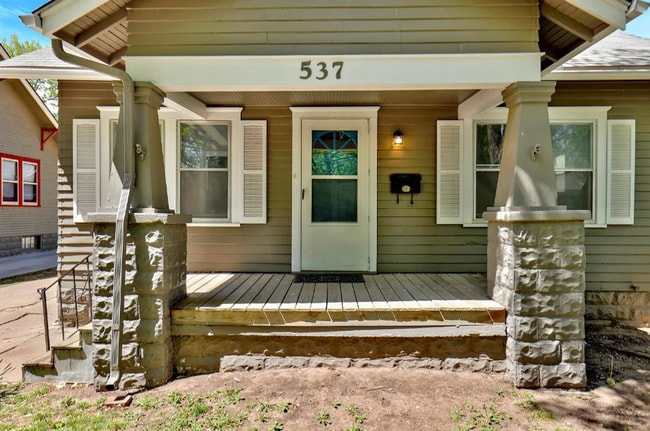 Building Photo - Cute 2 bedroom house near in a great neighborhood, close to shopping, restaurants, and easy highw...