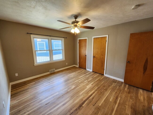 Building Photo - Great 3 Bedroom House
