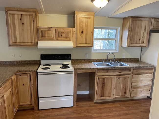 Building Photo - LJE #09