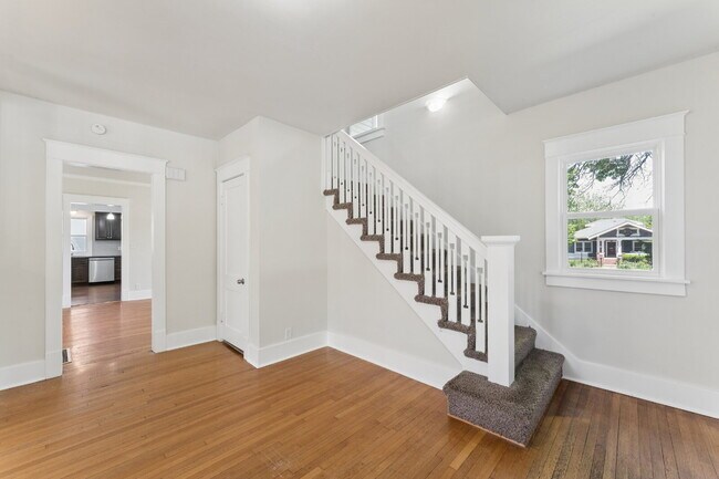 Building Photo - Welcome home to this stunning, light-filled rental that truly has it all! Featuring huge living s...