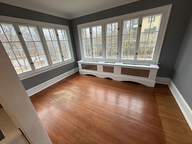 Building Photo - 4 bedroom, 2bath