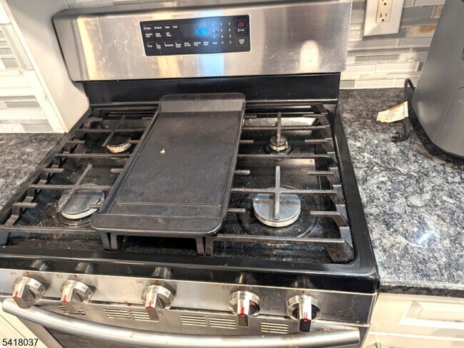 Building Photo - 651 Crescent Dr