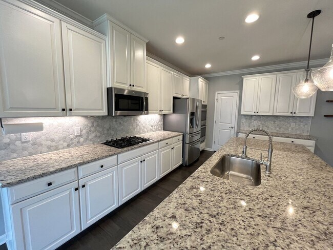 Building Photo - SPACIOUS FRANKLIN HOME WITH UPGRADES