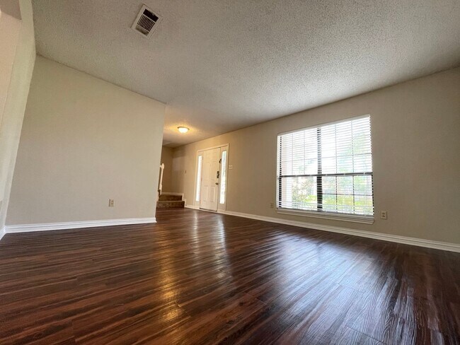 Building Photo - 4 Bed 2 Bath