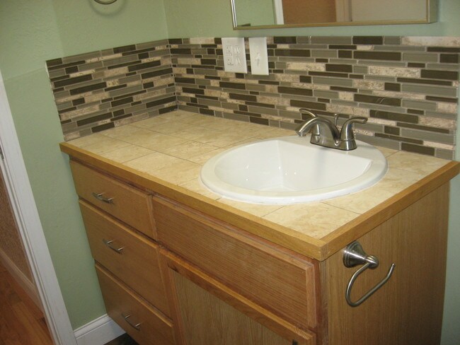 Full Bath - 604 W 3rd Ave