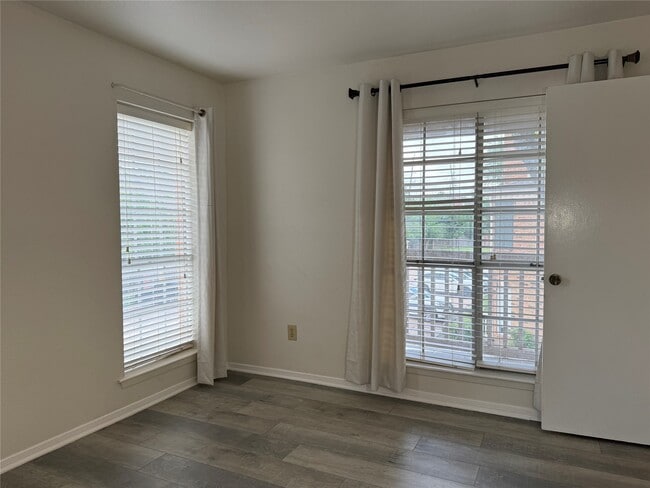 Building Photo - 2626 Holly Hall St