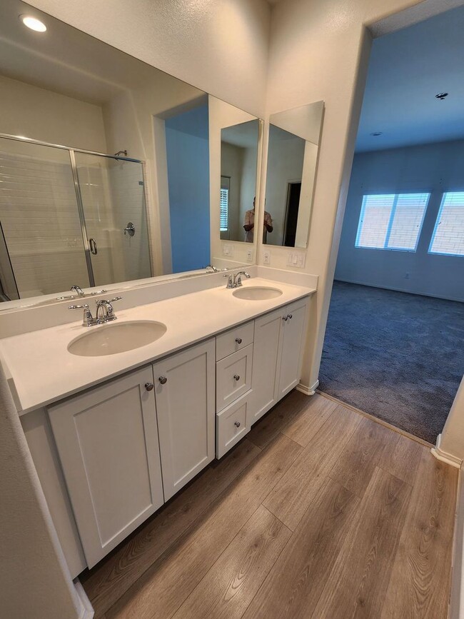 Building Photo - Newer 4 Bed / 3 bath Home MOVE-IN NOW SPECIAL!