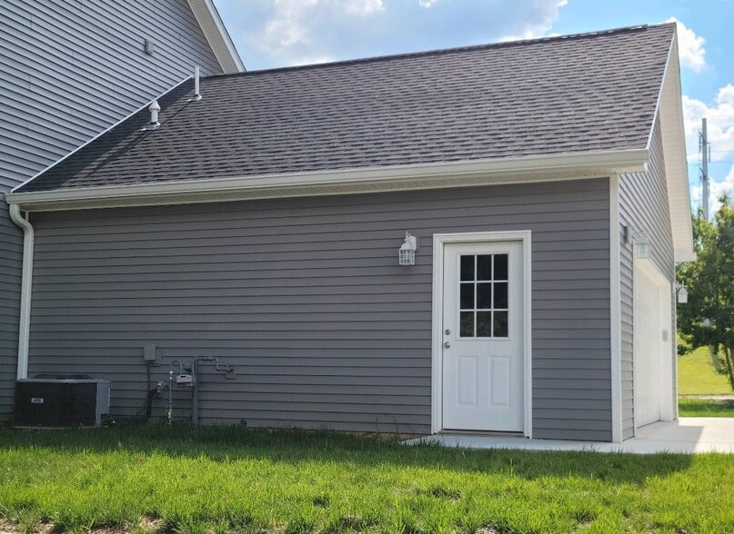 Building Photo - 905 W Estate Dr