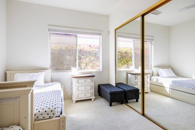 Building Photo - 40741 Avenida Solana