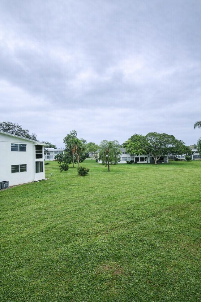 Building Photo - 124 Oakridge H