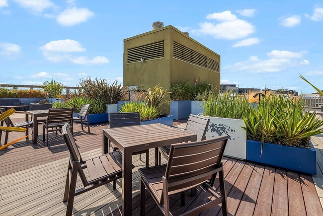 Building Photo - Emme