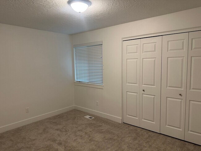 Building Photo - 765 Lupine Ct