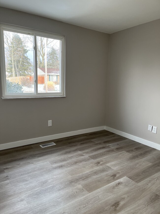 Building Photo - 7690 Rustic Woods Dr