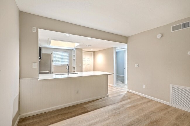 Building Photo - 2162 Bees Ferry Rd