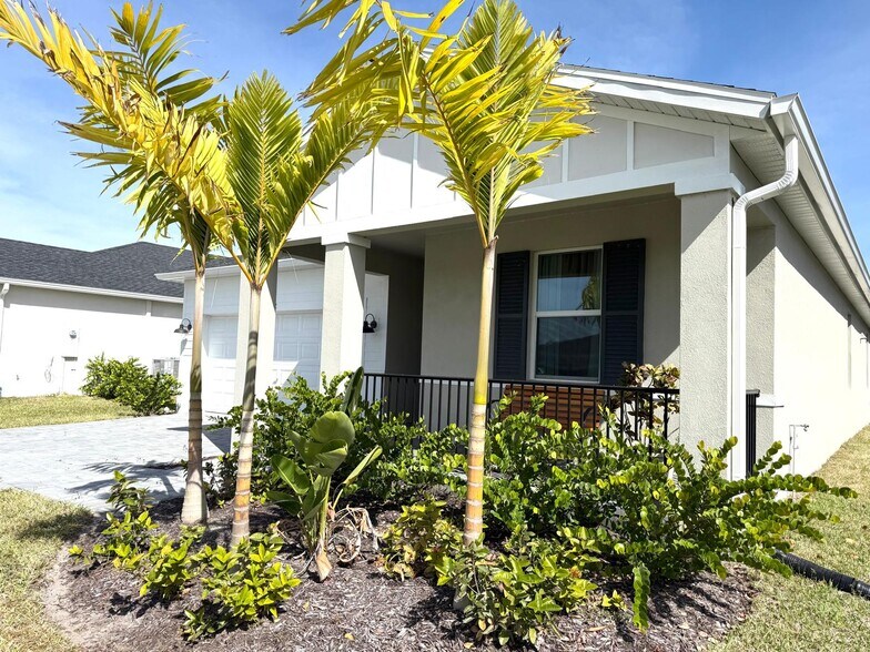 Building Photo - 8996 Dahlia Cir