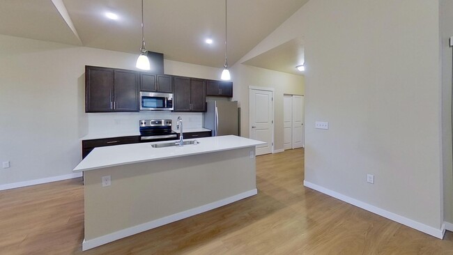 Building Photo - 3 bedroom 2 bath apartment in West Olympia...