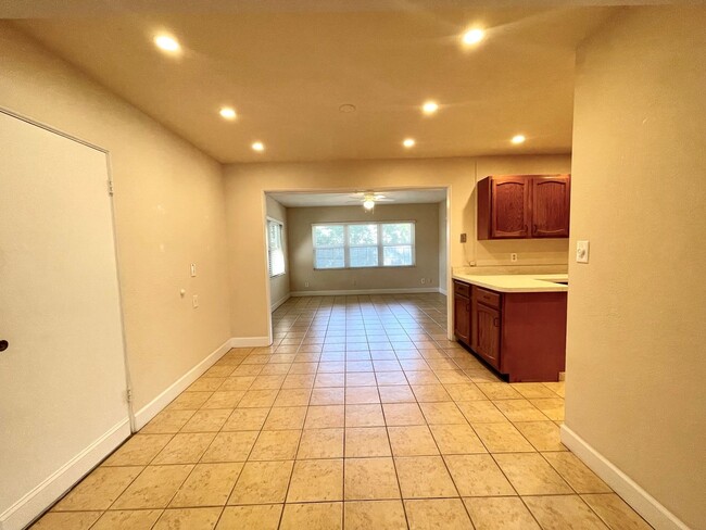 Building Photo - Cute 2/1.5 Quaint Bungalow with Single Garage in Winter Park right off Lee Road!