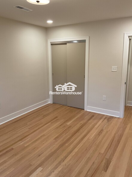 Building Photo - 245 Enwood Dr