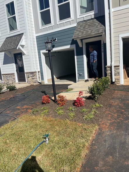 Building Photo - 5970 Cling Ln