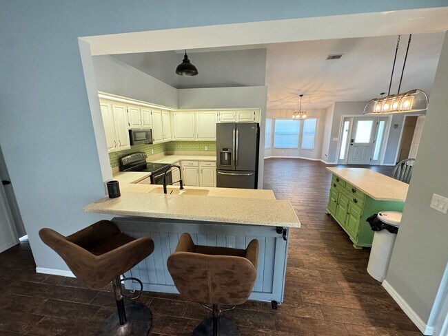 Building Photo - Your Dream Home Awaits! MASSIVE Backyard! ...