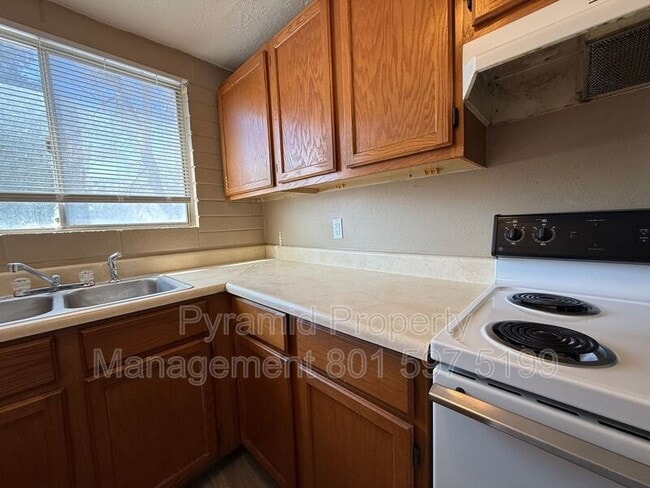 Building Photo - 805 S Cheyenne St