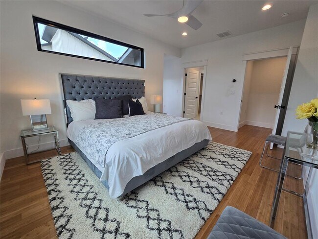 Building Photo - 1112 W N Loop Blvd