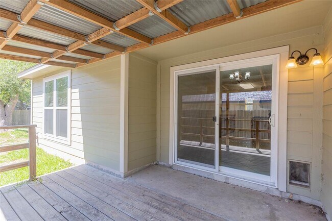 Building Photo - 909 Kavanagh Dr