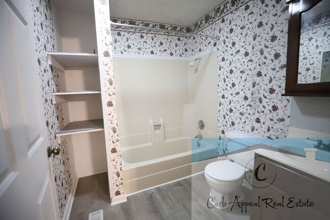 Building Photo - Beautifully renovated 4-bedroom 3 bath hom...