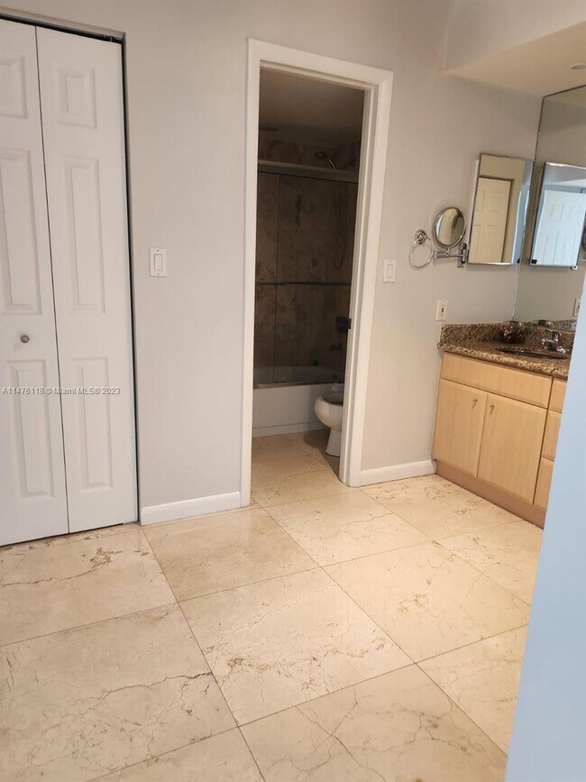 Building Photo - 20355 NE 34th Ct