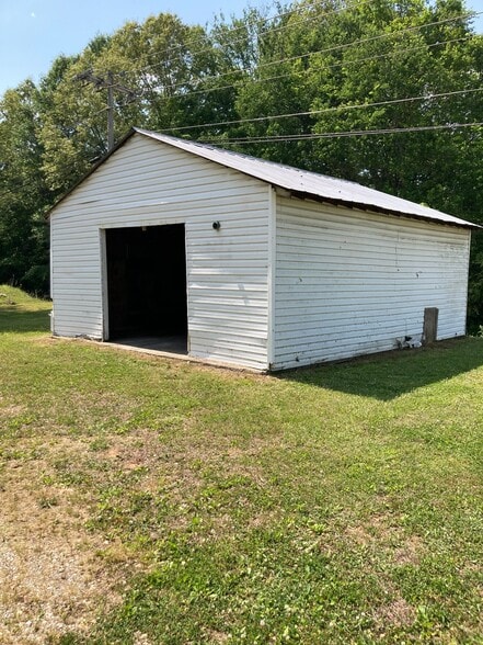 Building Photo - 605 N Main St