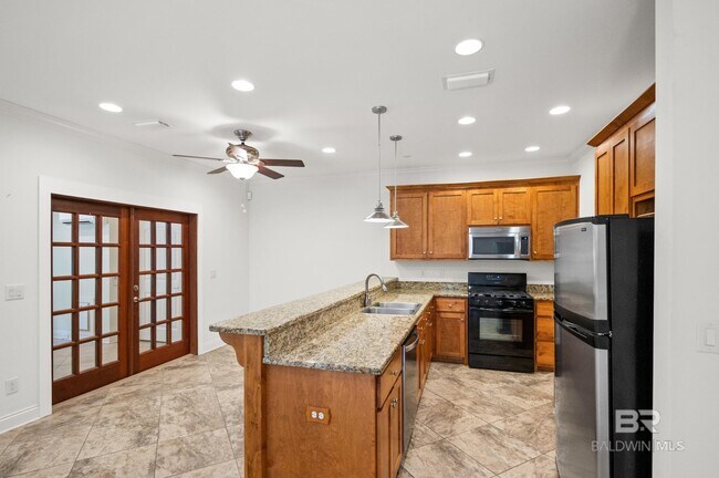 Building Photo - 491 Pine Ave