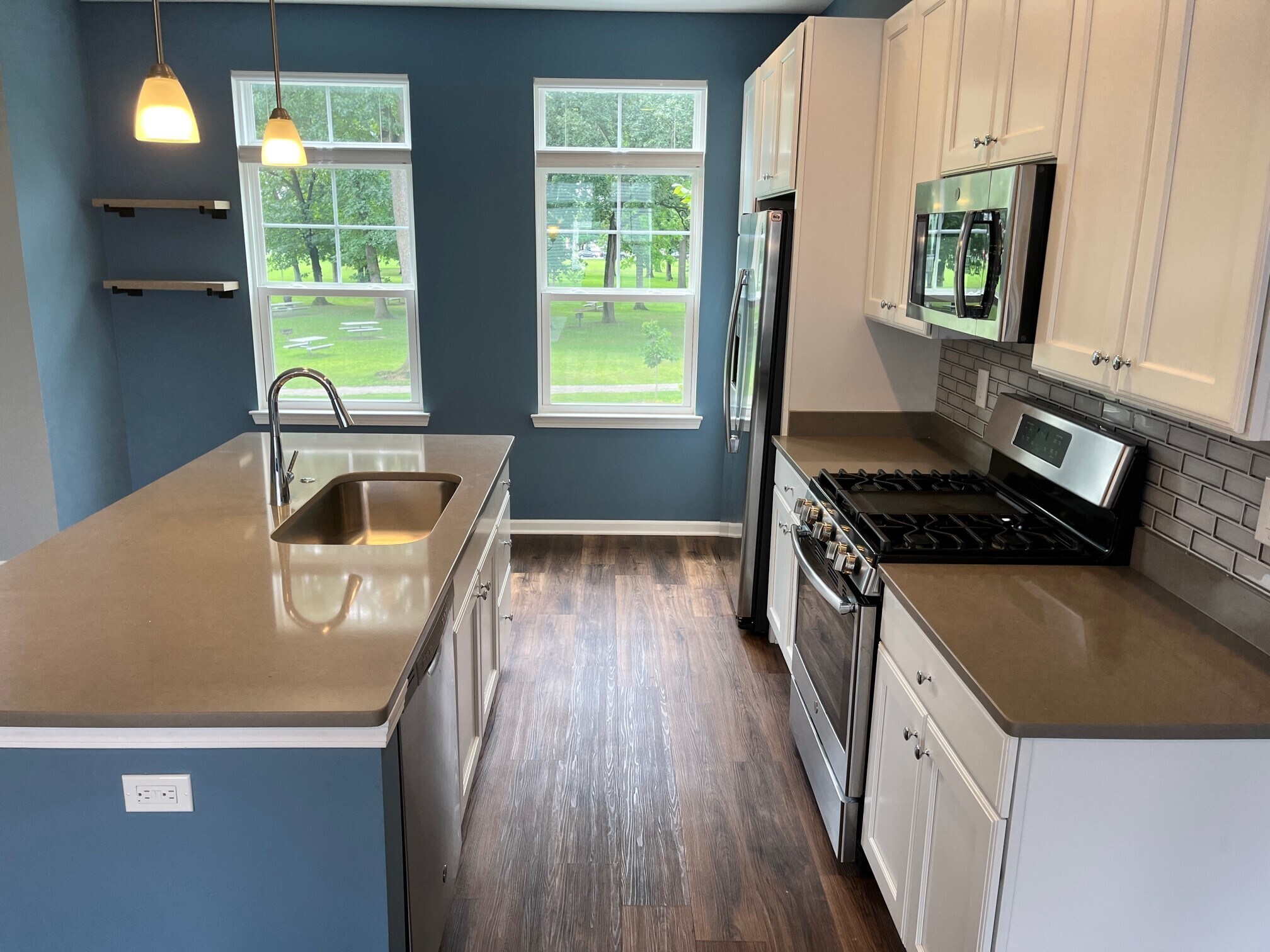 Kitchen - 587 Parkside Way