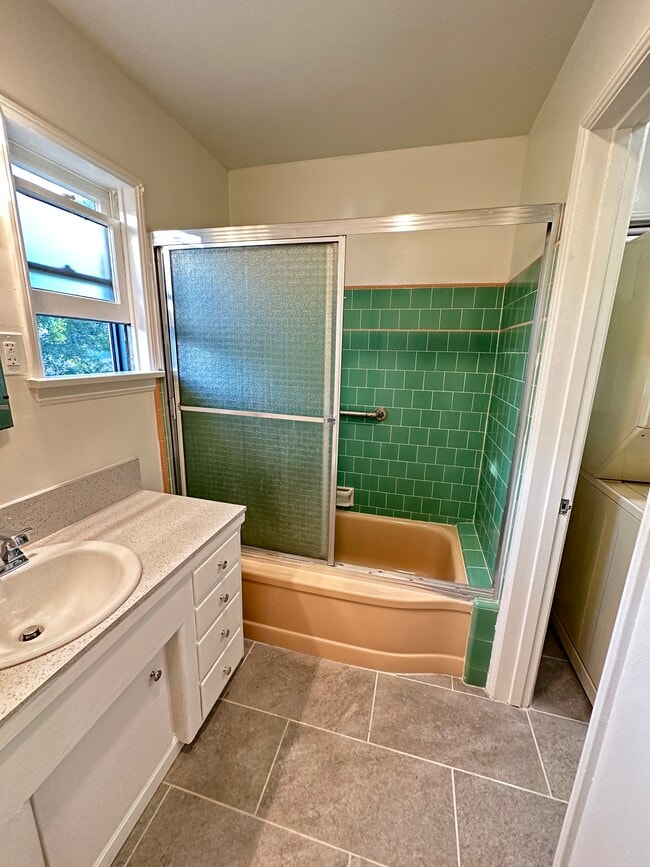 Batrhoom shower and tub - 306 N Screenland Dr