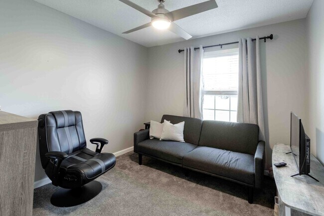 Building Photo - 3 bedroom Dog Friendly Home For Rent with Swimming Pool!